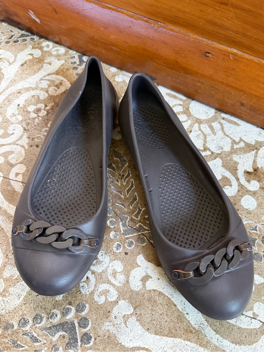 Crocs sz 8 Women’s Brown Chain-Accent Ballet Flats